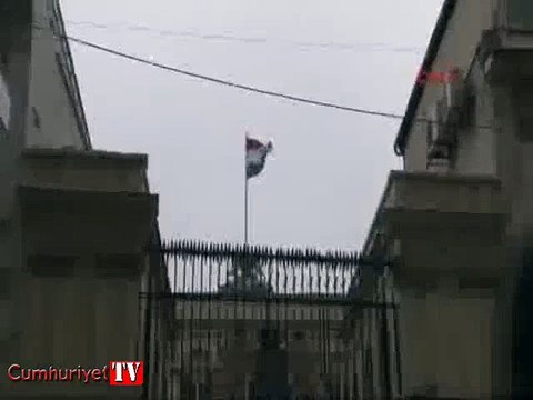 Beyoğlu'ndaki Hollanda bayrağı indirildi... Tekbir getirerek Türk bayrağını göndere çektiler