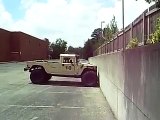 Cosa succede quando si accelera contro un muro con un Hummer? Guardate qua, fantastico!