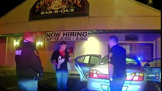 Joven prueba a policías que va sobrio con un truco inesperado