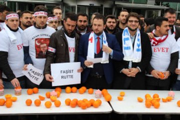 Portakal Sıkarak Tepki Gösterdiler