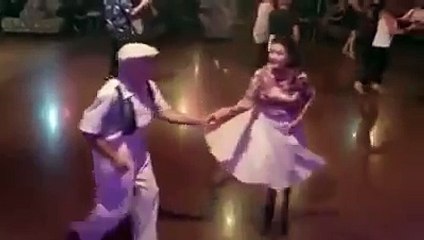 ¡Pareja mayor impresiona con sus pasos de baile!