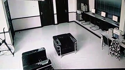 Rợn người với camera ghi lại cảnh cô gái bị "ma" trên đến chết ngất