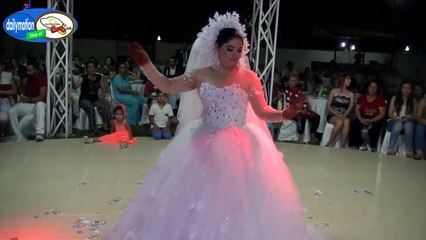 Neşeli sevimli gelinin harika performansı