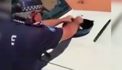Cuire un œuf sur le capot d'une voiture de police c'est possible