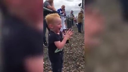 La réaction très drôle d'un enfant face à des voitures de course