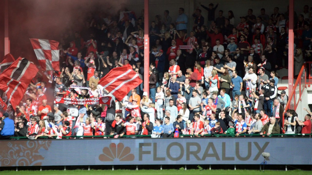 Courtrai-Mouscron: ambiance lors de la montée des joueurs