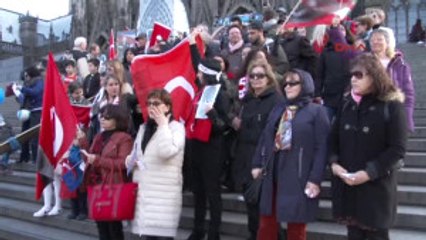 Tarihi Katedral Önünde Davullu Zurnalı Izmir Marşı