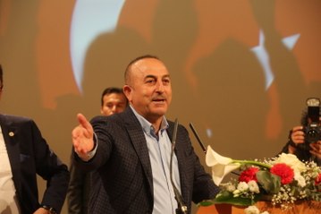 Un millier de personnes à Metz-Congrès pour accueillir le ministre turc refoulé des Pays-Bas