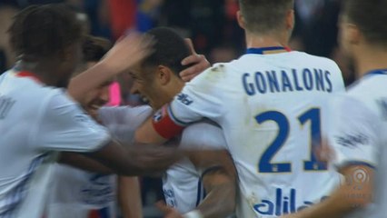 Download Video: Depay scores halfway stunner in Lyon win