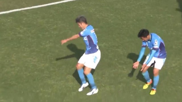 Jogador de 50 anos marca gol da vitória no campeonato japonês e comemora sambando