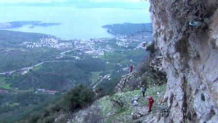 600 Metre Yükseklikteki Uçurumdan Kurtardıkları Yaralı Kangalı Sırtlarında Taşıdılar