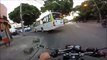 Un motard renversé par un bus s'en sort miraculeusement (Brésil)