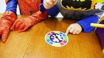 Человек-паук против Бэтмена пирог вызов хлыст крем на лицо семейные забавная игра ночь яйцо сюрприз игрушки
