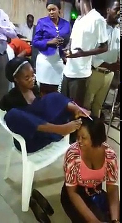 Incroyable !!! Cette jeune fille handicapée tresse avec ses jambes...