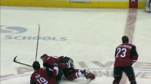 Collision brutale entre deux coéquipiers au hockey sur glace