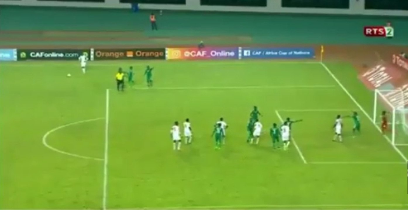Joueur sénégalais jette gris-gris dans la cage de la Zambie en finale de Coupe d'Afrique