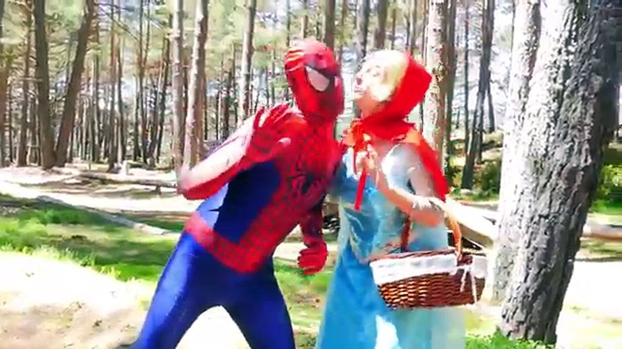 Frozen Becomes Rainbow Colored Elsa! w/ Spiderman vs Joker Colors Bubble Gum Spell & Pink