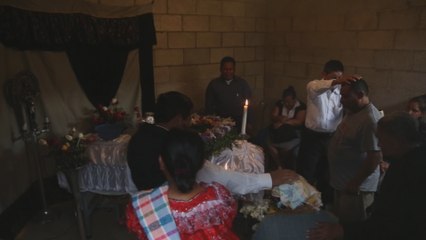 El entierro de Ana Roselia, una de las 40 jóvenes que falleció en el incendio de la casa hogar