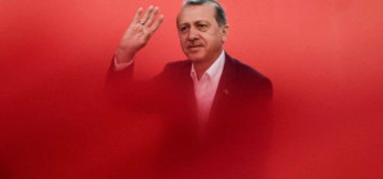 İsviçre Gazetesinden Ahlaksız Erdoğan Manşeti! Referanduma 'Hayır' Çağrısı