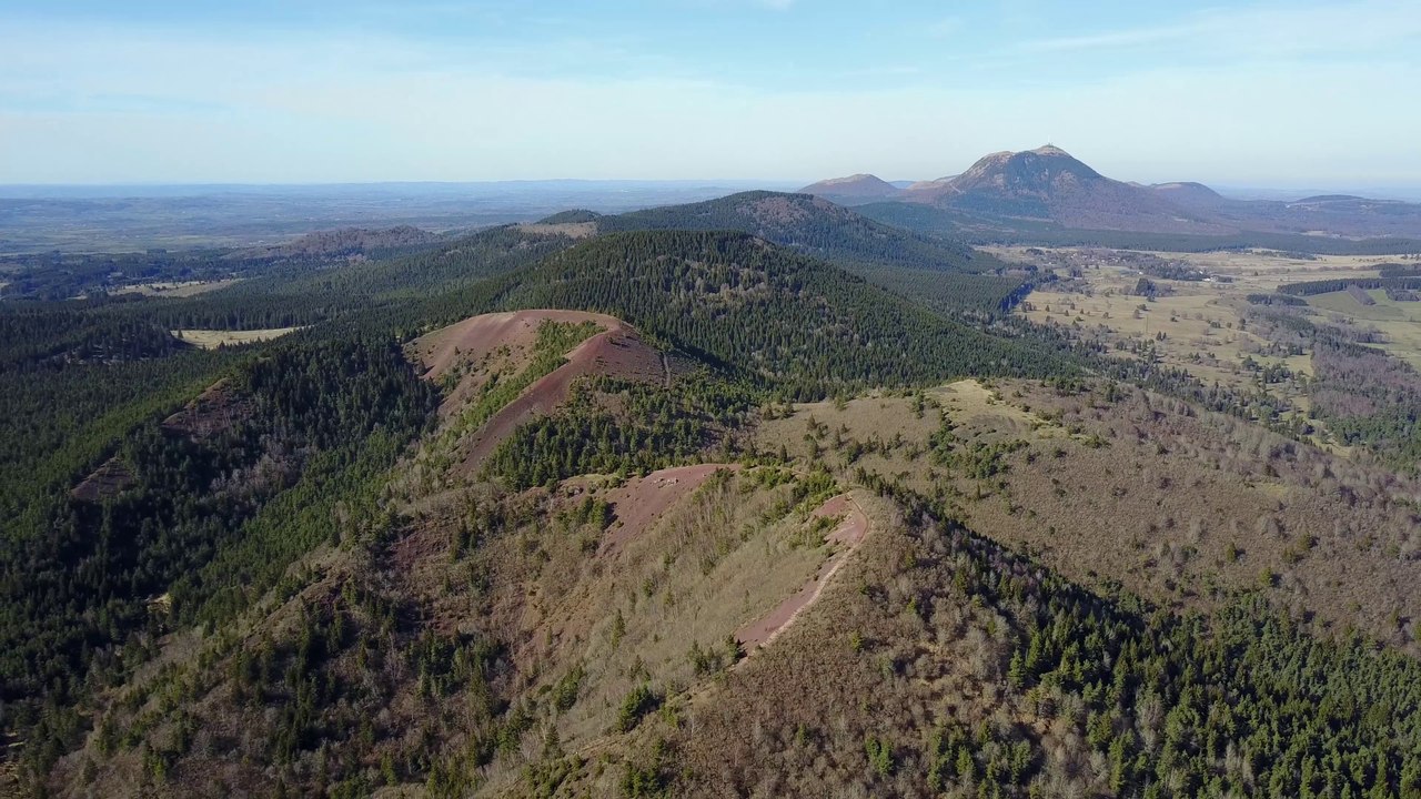Vol au dessus du Puy de La Vache et du Puy de Lassolas