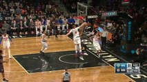 Kristaps Porzingis contre et garde la balle entre ses bras