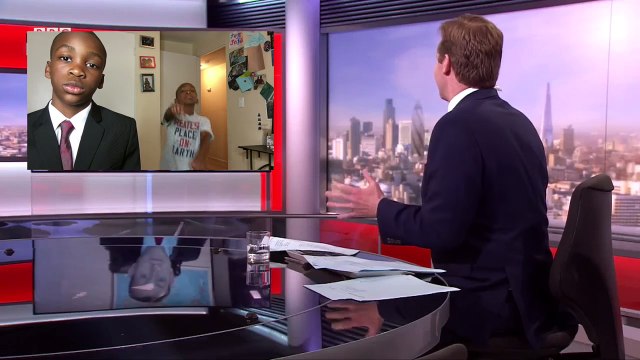 Un jeune garçon parodie l'interview raté de l'homme gêné par ses enfants dans son bureau