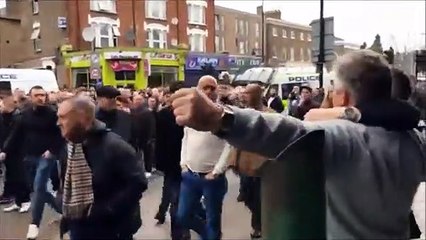 ADEPTO DO TOTTENHAM LEVA SOCO TREMENDO ENQUANTO CANTAVA