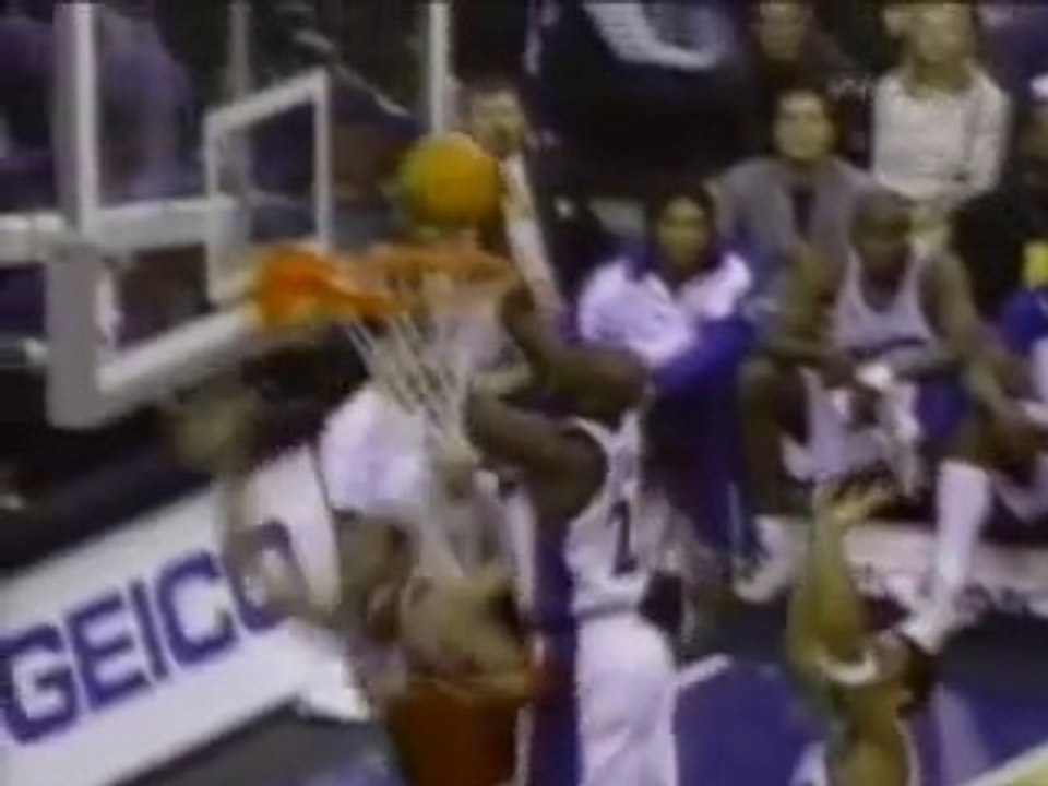 Michael Jordan contre et garde la balle entre ses mains (Wizards)