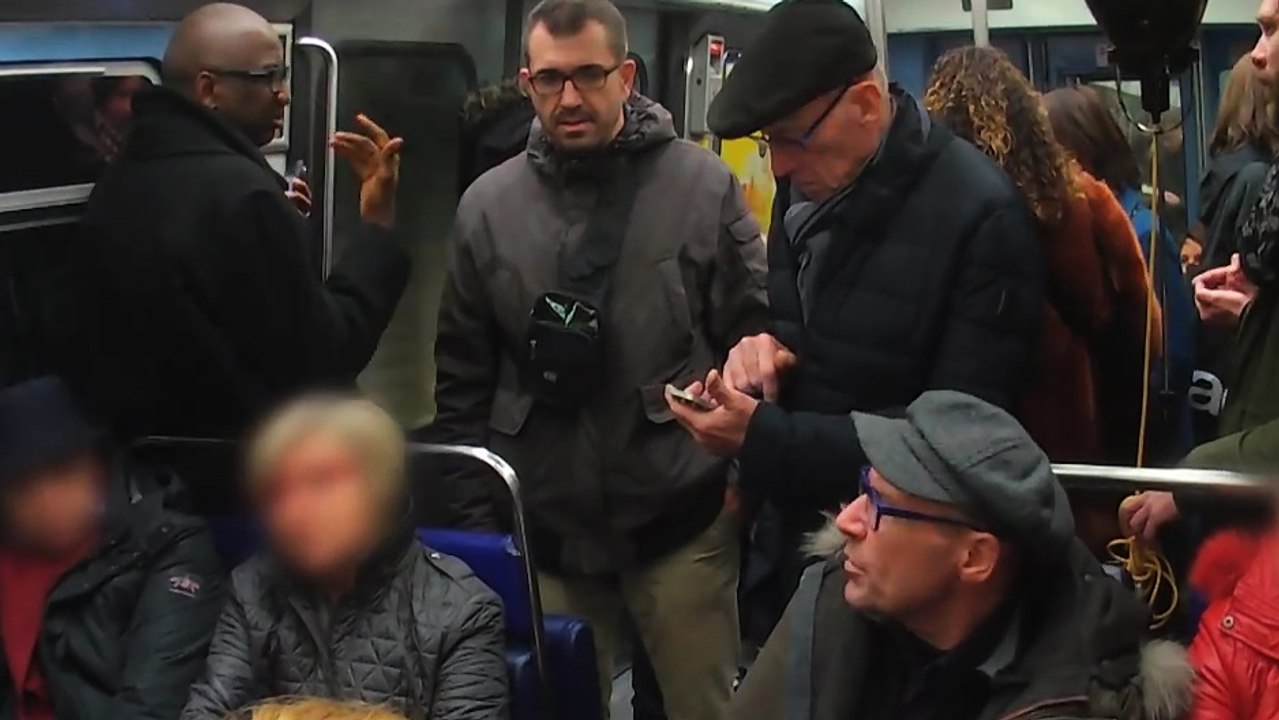 Il lui regarde les seins avec insistance