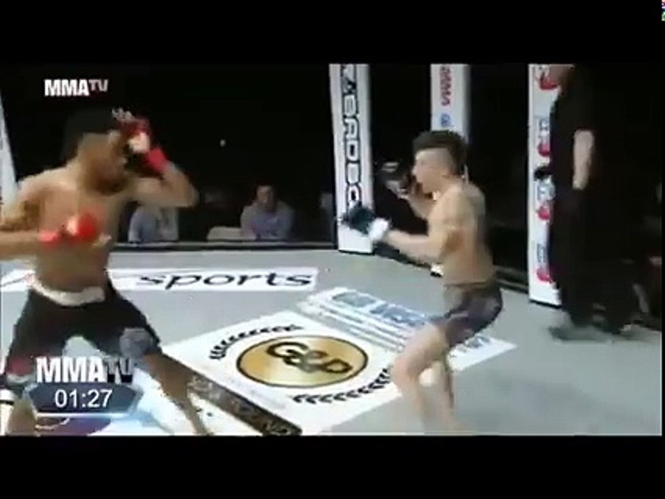 Un combattant de MMA fait trop le malin et finit ko