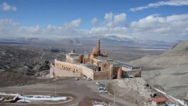 Ishak Paşa Sarayı'nda Turist Yoğunluğu