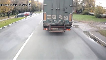 Ce conducteur va amèrement regretter d'avoir fait un doigt d'honneur à un chauffeur routier.