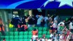Dingue, un fou fan de foot gaze les stewards avec leur propre bombe lacrymogène