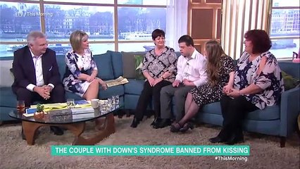 Tous deux atteints de trisomie, le jeune garçon lui demande de l’épouser en direct à la télévision