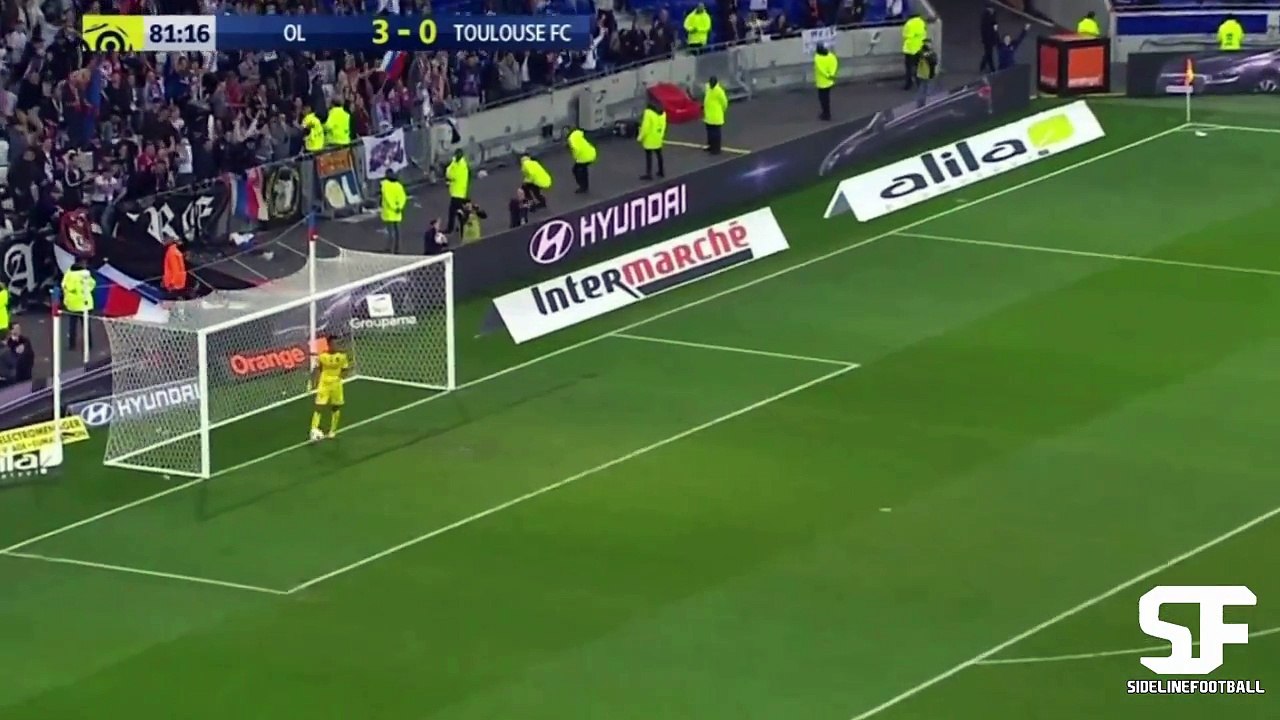MEMPHIS DEPAY Insane Goal From Halfway Line - 4-0 VS Toulouse 12_03_2017 HD