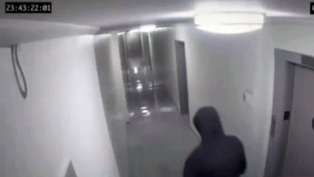 Un homme se fait attaquer dans un couloir par une forme non identifiée