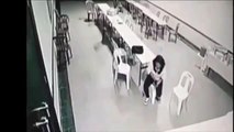 Une femme agressée par des chaises et des tables volantes