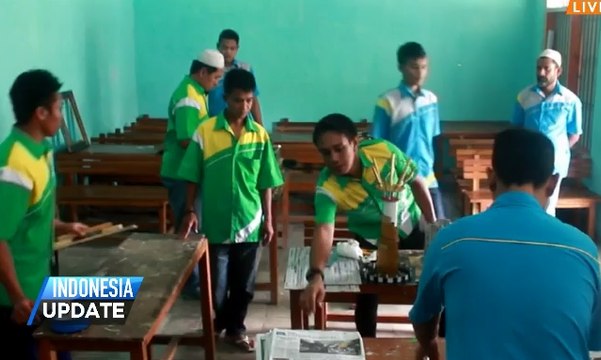 Narapidana Sulap Kertas Koran Jadi Barang Berguna