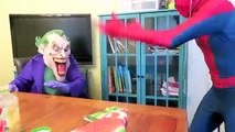 Человек-паук против Джокера превращается в младенца Вт радуги Скитлс смешные Супергерои