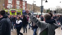 Un fan de Millwall pète un plomb contre un supporter de Tottenham