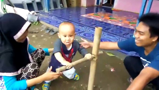 Pour apprendre les bébés à marcher, les indonésiens adoptent une technique très ancienne mais efficace