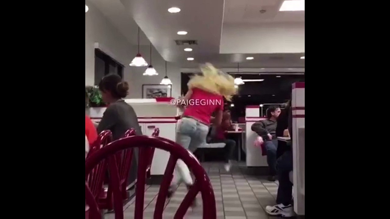 La blonde qui chute violemment dans un fast food !