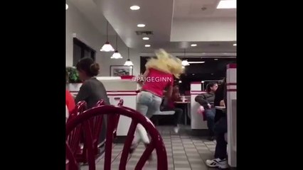 La blonde qui chute violemment dans un fast food !
