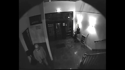 Le client d'un restaurant qui fracasse un vase avec sa tête !