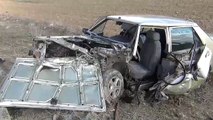 Konya'da feci kaza! Otomobil ikiye bölündü