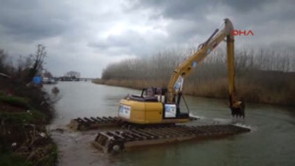 Düzce - Melen Çayı'nı Temizleme Çalışmaları Sırasında Iş Makinesi Ters Döndü