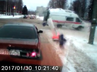 Télécharger la video: Des paramédics éjectés d’une ambulance après une violente collision