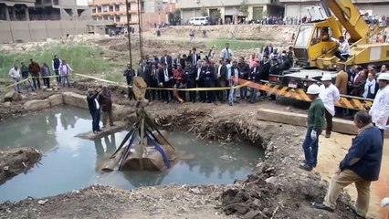 Egypte : le torse d'une statue pharaonique est extrait près du Caire