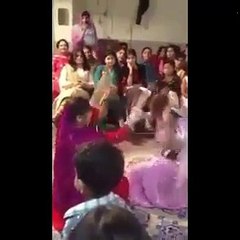 Girls Dance In Wedding on Punjabi Song - Home Made Dance - YouTube