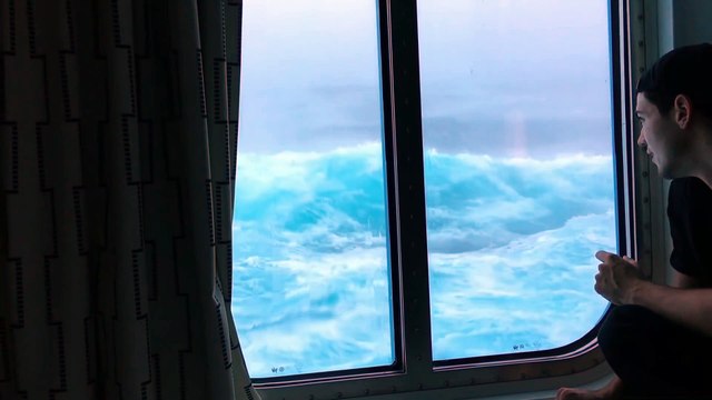 A l'intérieur d'un navire de croisière frappé par de gigantesques vagues